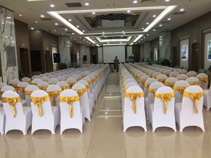 Mẫu ghế sự kiện nơ vàng